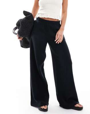 Bershka - Hose in Schwarz mit Knitteroptik und weitem Bein