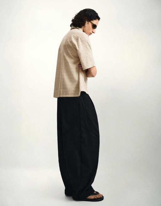 Bershka Hose mit Abnähern und Barrel-Leg in Schwarz, 3 von 5