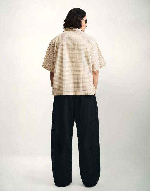 Bershka Hose mit Abnähern und Barrel-Leg in Schwarz, 4 von 5