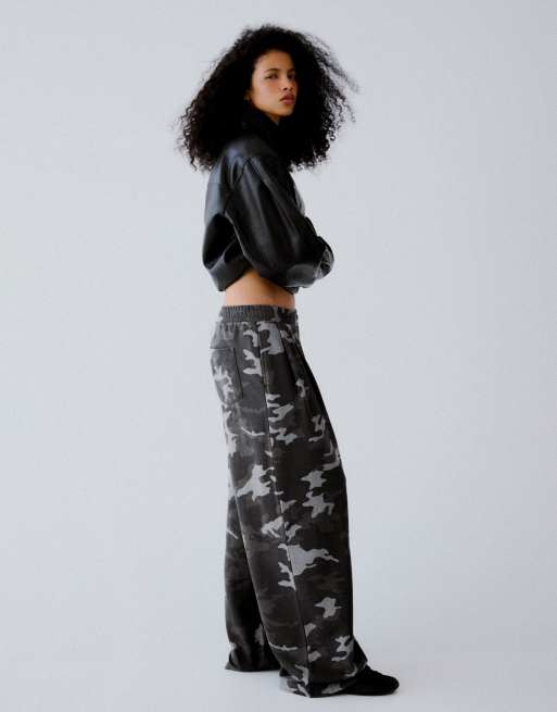 Bershka Hose mit Print aus Plüsch in Grau, 2 von 6