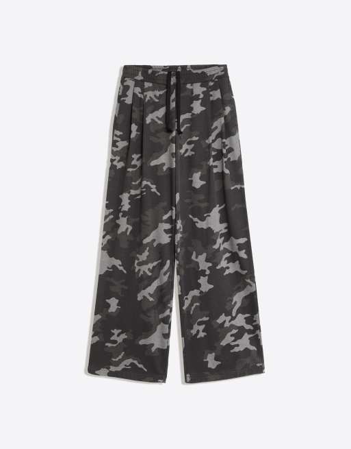 Bershka Hose mit Print aus Plüsch in Grau, 6 von 6