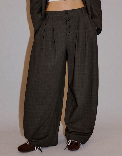 Bershka Hose mit seitlicher Falte in Braun, 4 von 5
