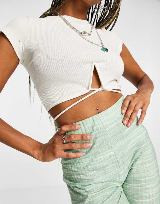 Bershka - Hvid croptop med slå-om-detaljer og sømdetaljer ved busten, 3 af 4