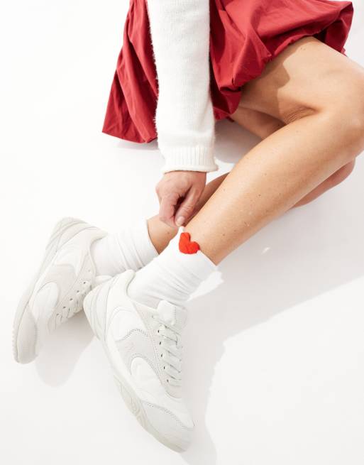 Bershka - Hvide sneakers i imiteret ruskind