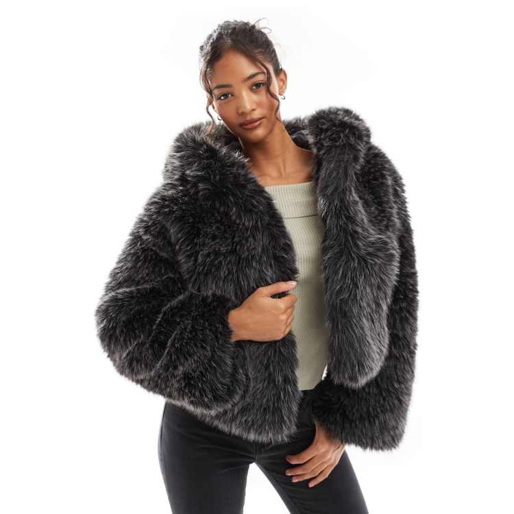 Bershka – Jacke aus flauschigem Kunstpelz in Grau mit Kapuze ASOS