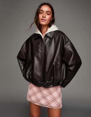 Bershka - Jacke aus Kunstleder in Braun mit Gürtel-Brown