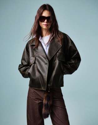 Bershka - Jacke aus Kunstleder in Braun mit Reverskragen-Brown