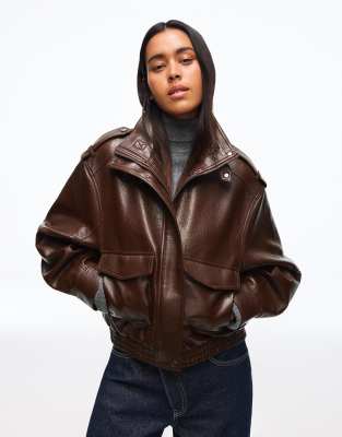 Bershka - Jacke aus Kunstleder in Braun mit Stehkragen-Brown