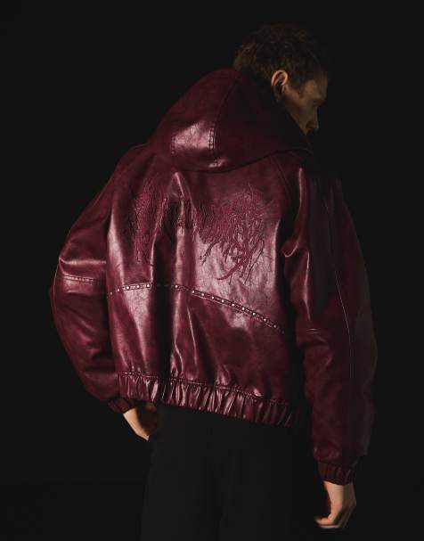Bershka – Jacke aus Kunstleder in Burgunderrot mit Nietenbesatz - view 1