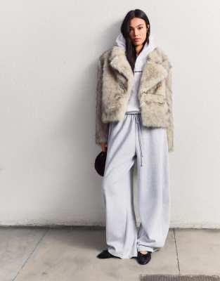 Bershka - Jacke aus Kunstpelz in Ecru-Weiß