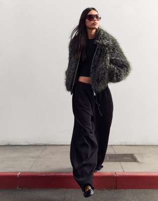 Bershka - Jacke aus Kunstpelz in Grau mit Reißverschluss