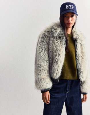Bershka - Jacke aus Kunstpelz in Hellgrau mit Reißverschluss