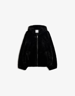 Bershka - Jacke aus Kunstpelz in Schwarz mit Kapuze