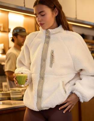 Bershka - Jacke aus Lammfellimitat in Ecru-Weiß