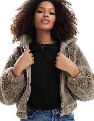 Bershka - Jacke aus Lammfellimitat in Sand mit Kapuze-Neutral