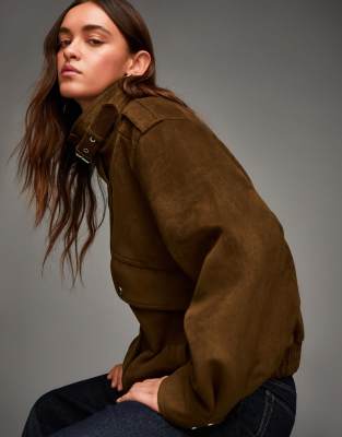 Bershka - Jacke aus Wildlederimitat in Braun-Brown