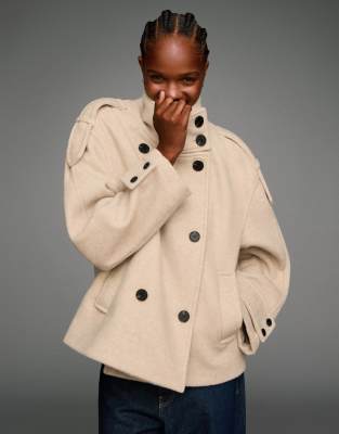 Bershka - Jacke in Ecru mit Filzstruktur und Trichterkragen-Weiß