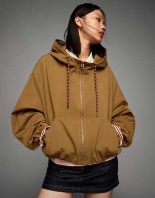 Bershka - Jacke in Kamelbraun mit Kapuze-Neutral