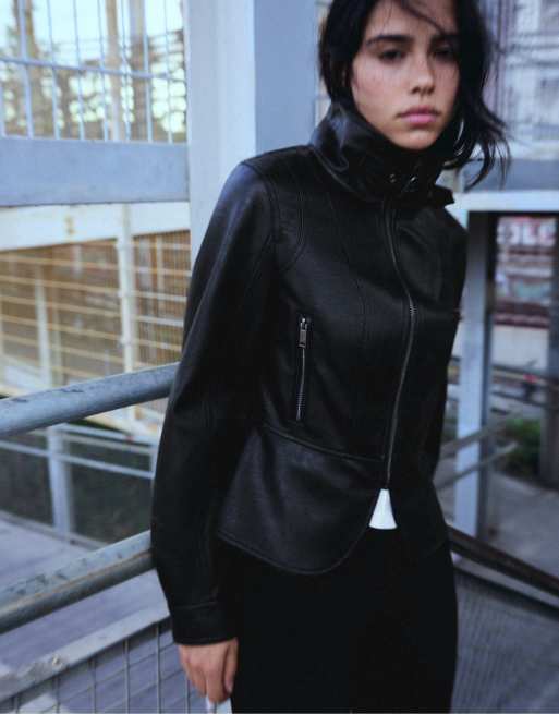Bershka Jacke in Lederoptik mit Schößchen in Schwarz, 5 von 6