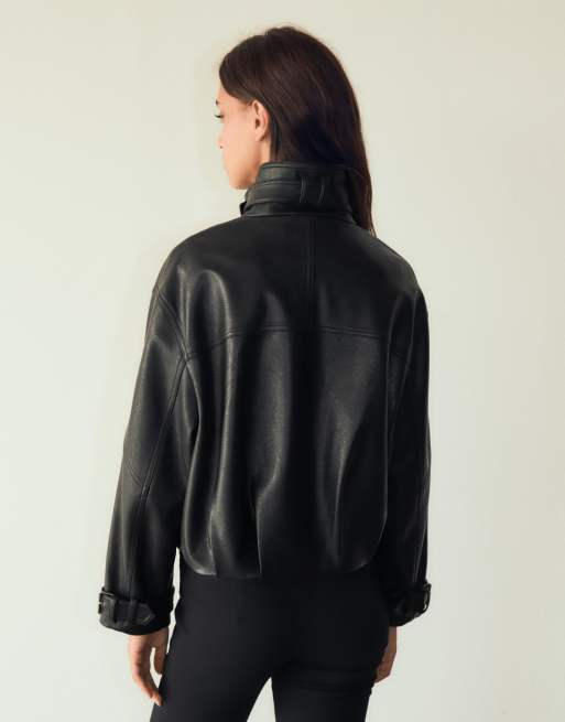 Bershka – Jacke in schwarzer Lederoptik mit Stehkragen, 3 von 5