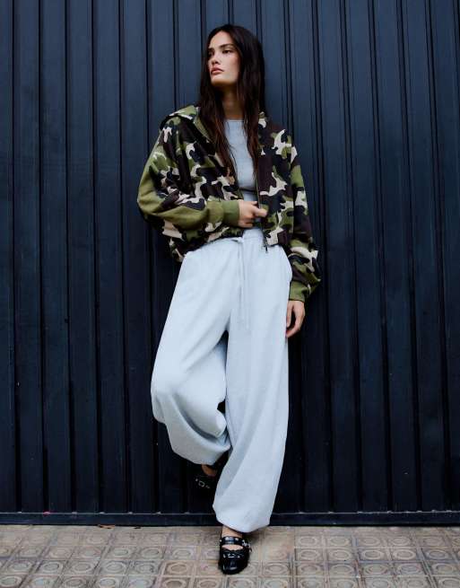 Bershka Jacke mit Kapuze und Print in Khaki, 5 von 6