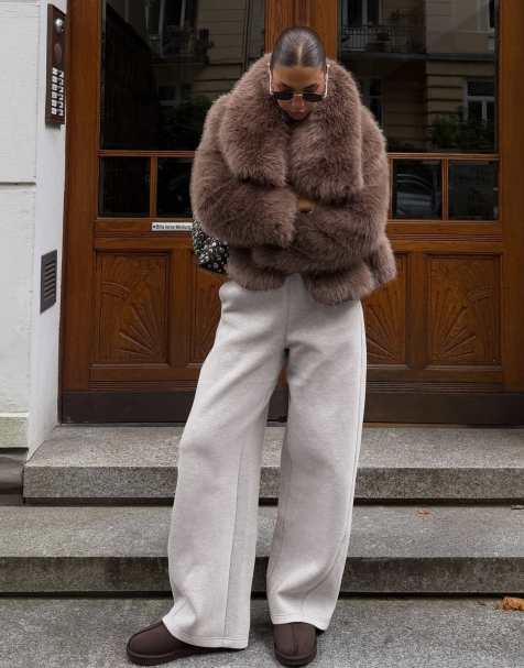 Bershka Jacke mit Revers aus Faux-Fur in Braun - view 1