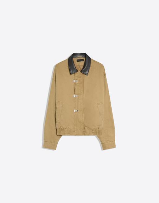 Bershka Jacke mit Verschlüssen und kontrastierendem Kragen in Beige, 6 von 7