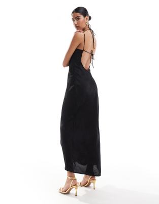 Bershka - Jacquard-Maxikleid in Schwarz mit Wasserfallausschnitt