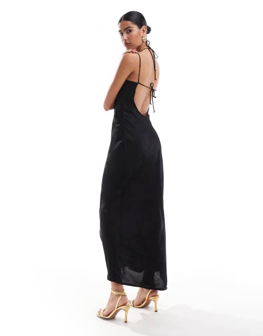 Bershka – Jacquard-Maxikleid in Schwarz mit Wasserfallausschnitt