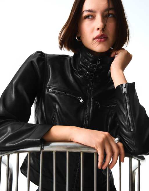 Bershka jakke i læderlook med spænder i sort, 2 af 6