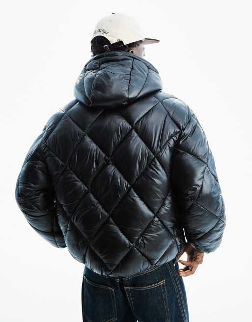 Bershka jakke med diamantquilt og hætte i sort, 3 af 5