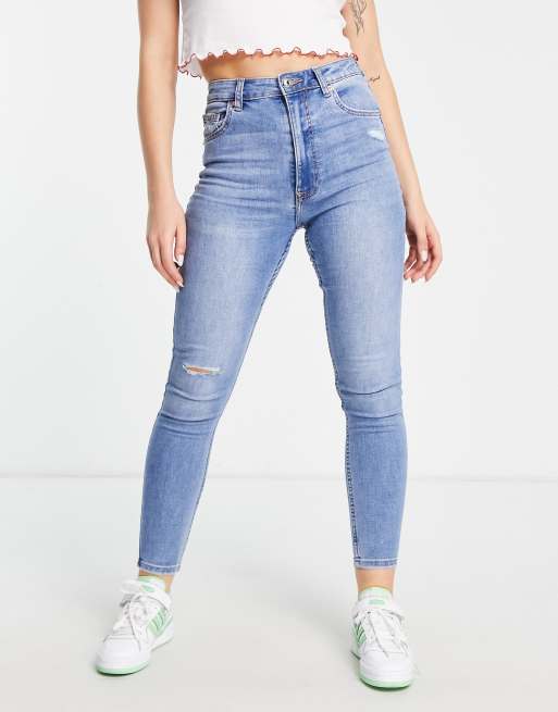 Bershka – Jasnoniebieskie dopasowane jeansy z podwyższonym stanem