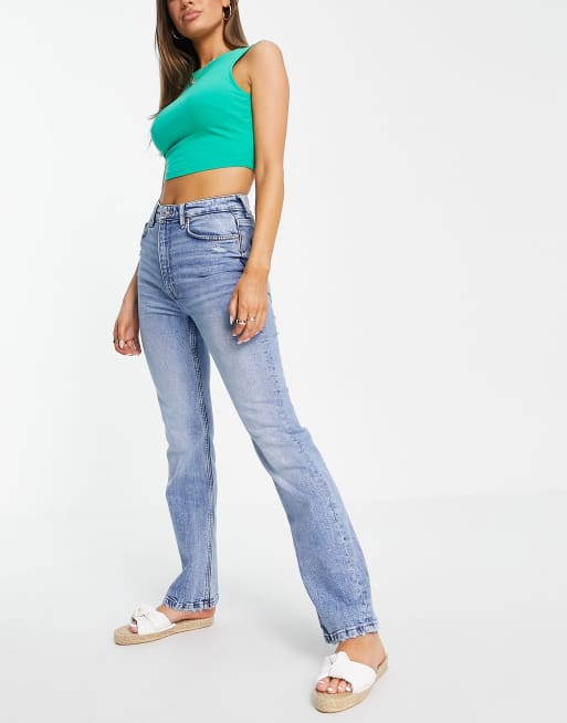 Bershka – Jasnoniebieskie dopasowane jeansy z prostymi nogawkami i efektem sprania