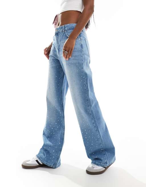 Bershka – Jasnoniebieskie jeansy z szerokimi nogawkami zdobione strasami 