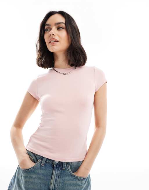 Bershka – Jasnoróżowy krótki i obcisły T-shirt z krótkimi rękawami