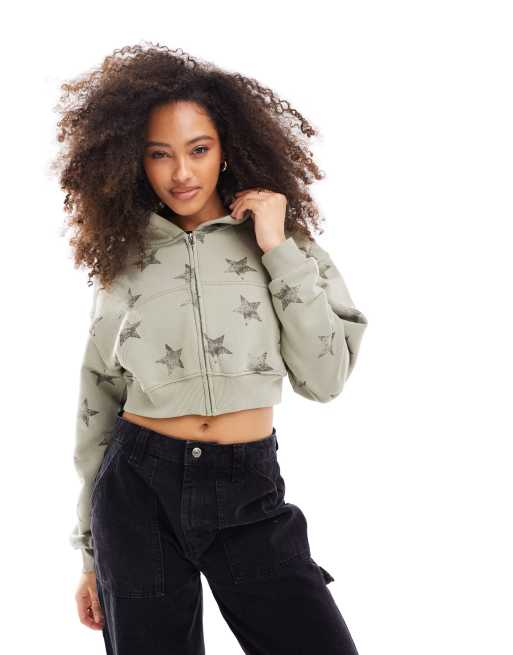 Bershka – Jasnoszara bluza z kapturem o krótkim fasonie we wzór w gwiazdy