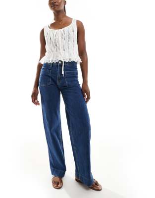 Bershka - Jean à taille haute avec poches - Bleu moyen délavé | ASOS