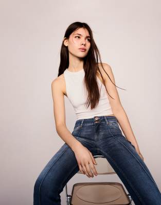 Bershka - Jean bootcut à taille basse - Bleu