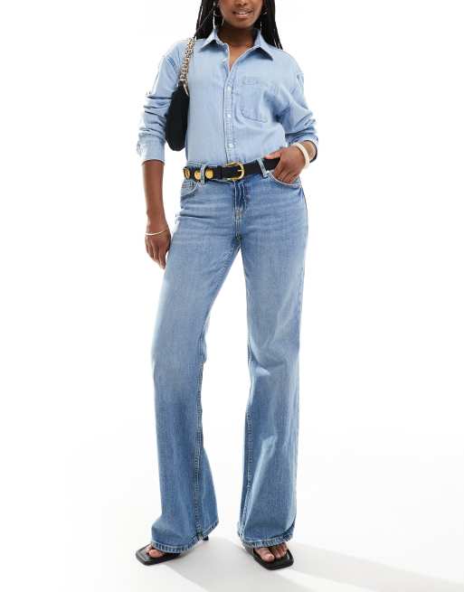 Bershka - Jean évasé à taille basse - Bleu clair délavé