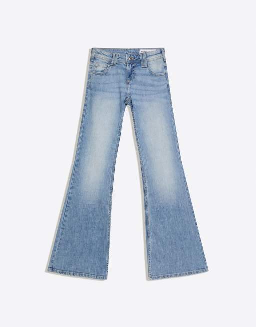 Bershka jean évasé brodé taille basse bleu, 5 de 6