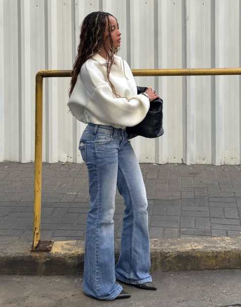 Bershka - Jeans a zampa a vita bassa ricamati blu - view 1