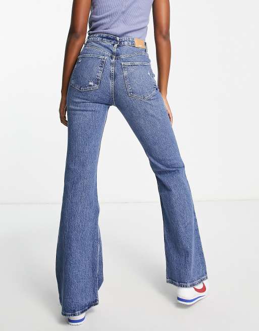 Bershka Jeans a zampa blu medio con strappi sulle ginocchia ASOS