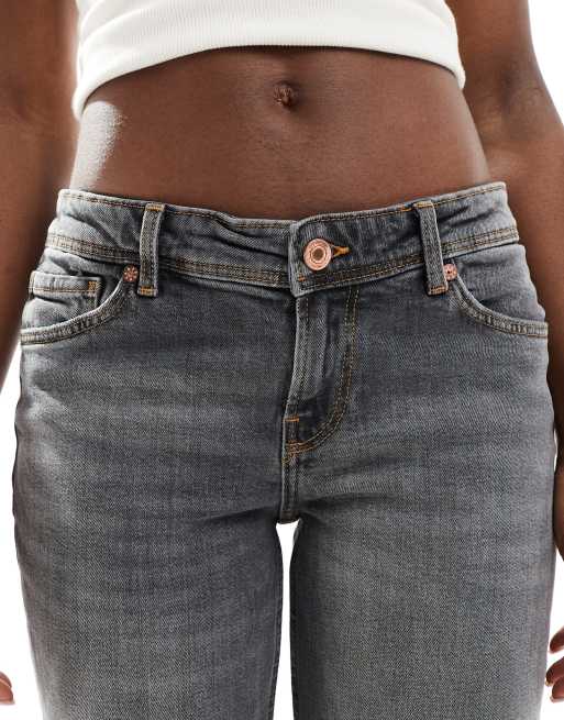 Bershka Jeans a zampa color grigio slavato a vita bassa ASOS