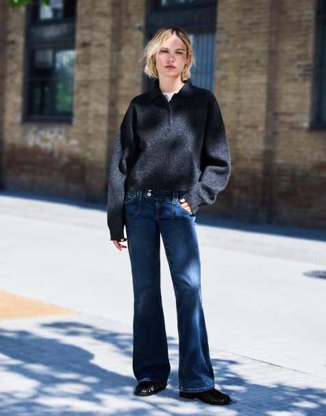 Bershka - Jeans a zampa con tasche ricamate blu denim - view 1