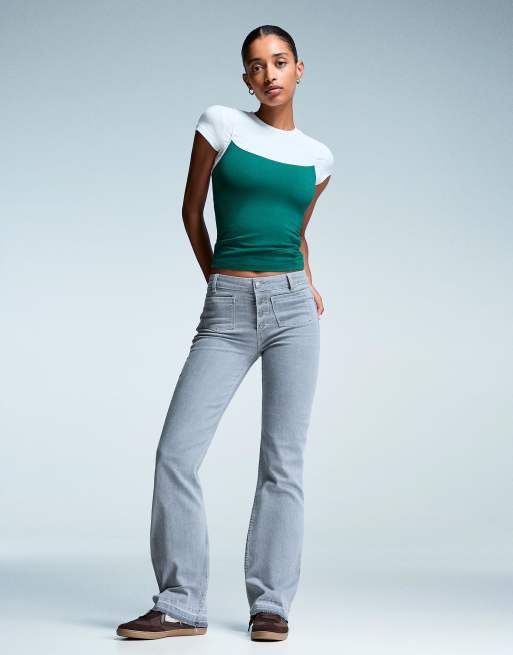 Bershka - Jeans a zampa taglio corto grigio chiaro