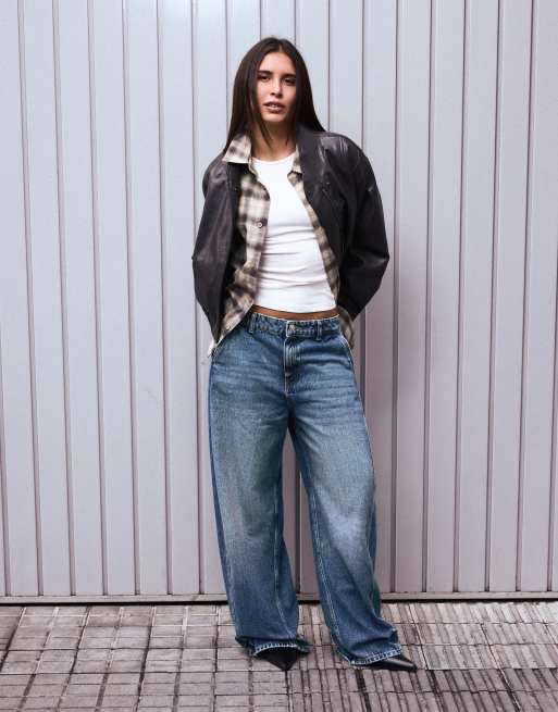 Bershka jeans barrel a vita alta con tasca effetto pelle blu medio, 4 di 4