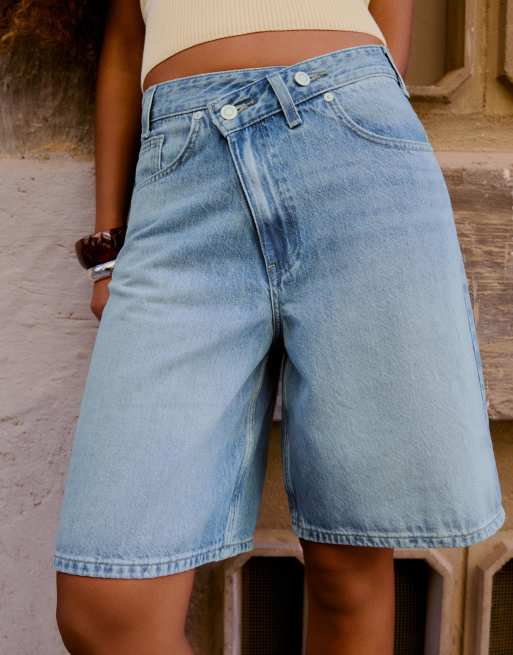 Bershka – Jeans-Bermudashorts in Mittelblau mit überkreuztem Bund, 4 von 6