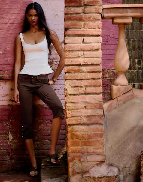 Bershka jeans capri con bottoni marroni - view 1