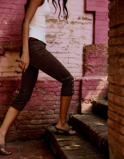 Bershka jeans capri con bottoni marroni, 2 di 5