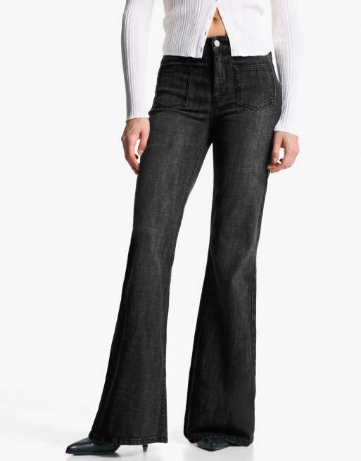 Bershka Jeans comfort fit a zampa neri con tasche ASOS